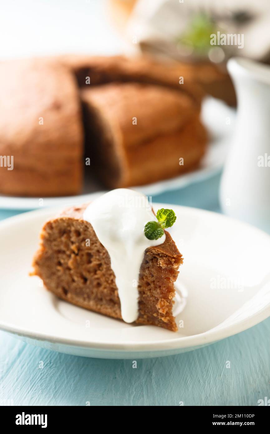 Hausgemachter Schokoladenkuchen mit Sahne-Sauce Stockfoto