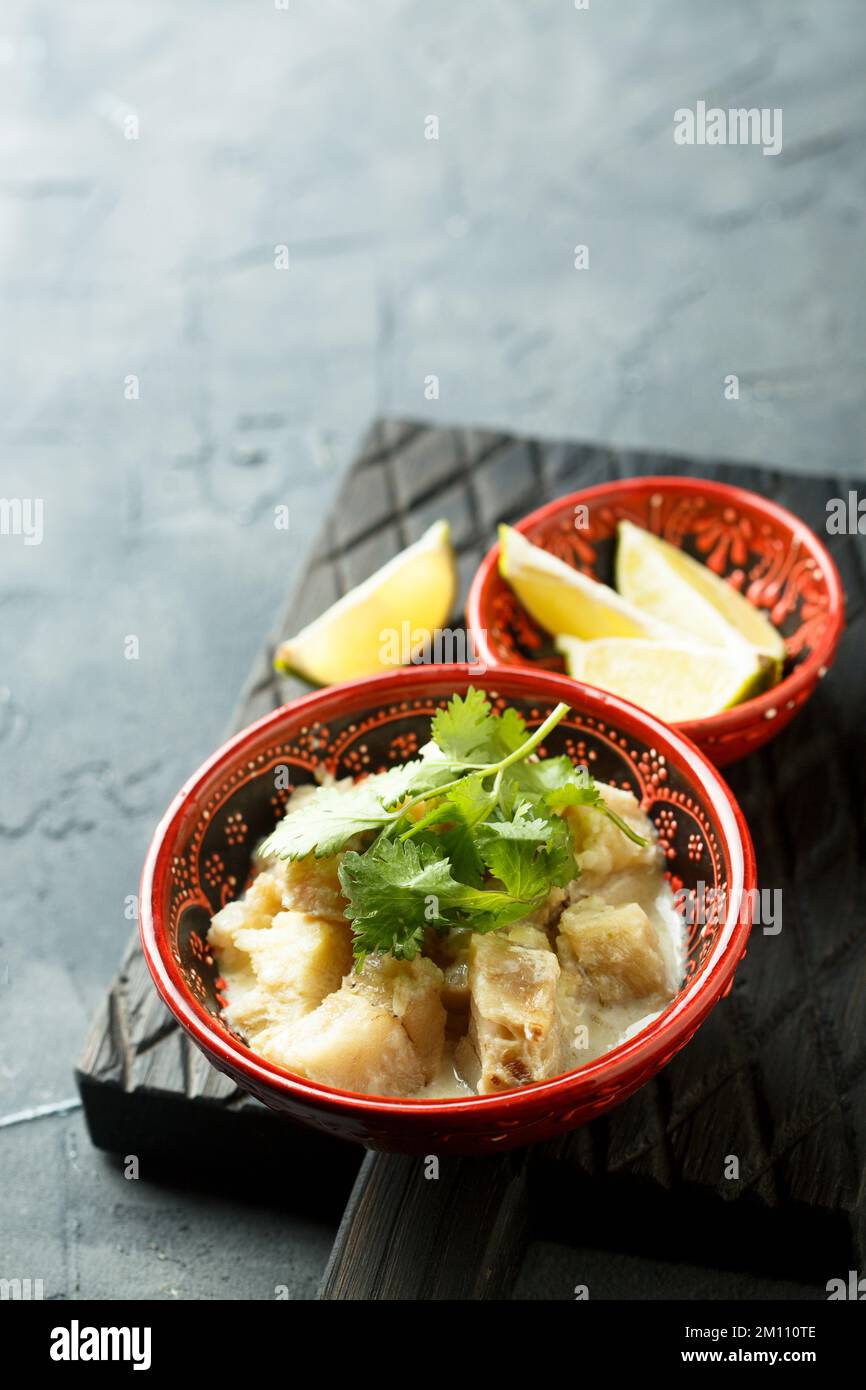 Hausgemachtes weißes Fisch-Curry mit Limette Stockfoto