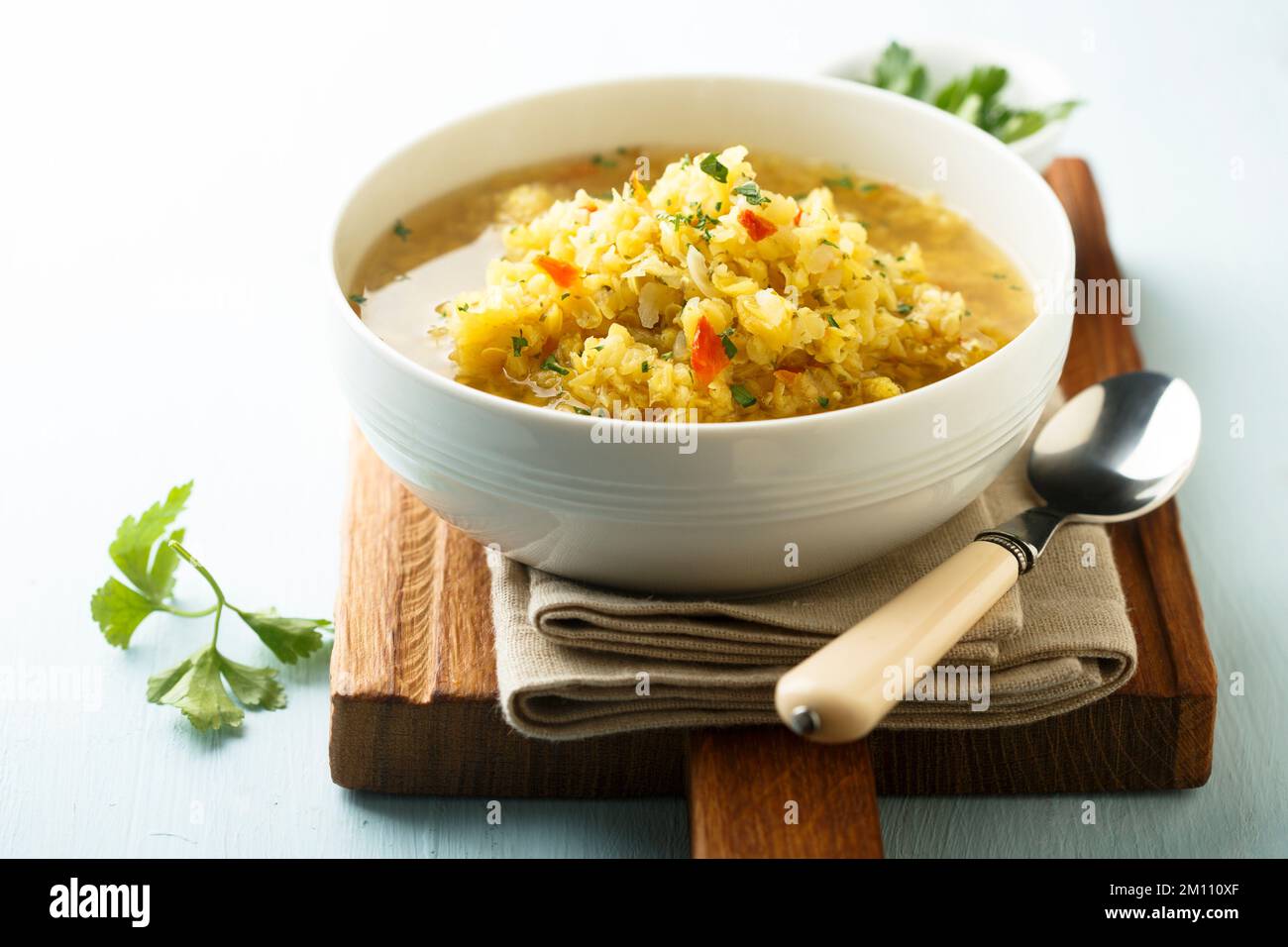 Hausgemachte Linsensuppe mit frischer Petersilie Stockfoto
