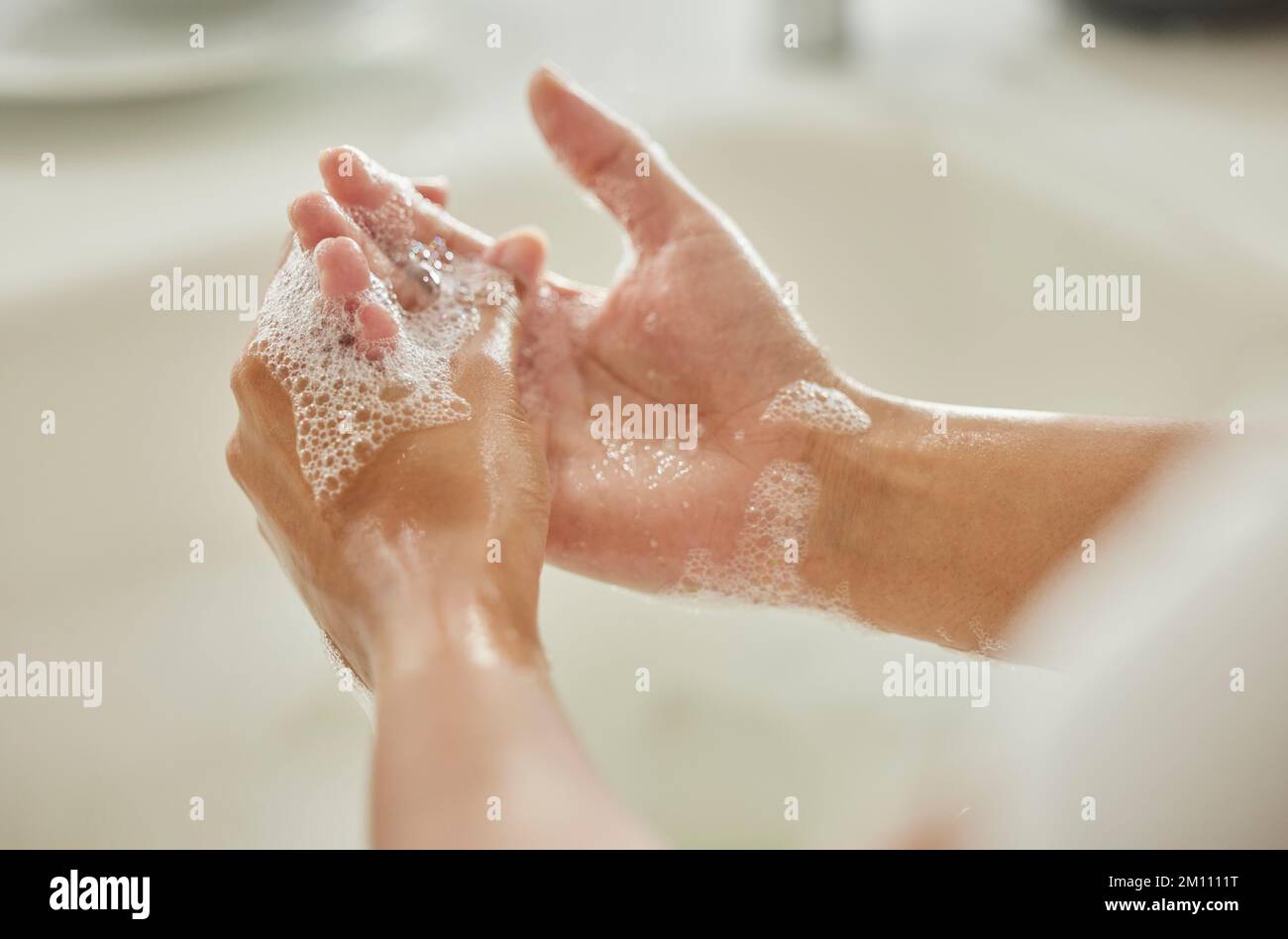 Frau, Reinigung und Hände mit Seife, Seife oder Wasser im Badezimmer für Hygiene, Gesundheit oder Sicherheit. Händewaschen, Schaum und von Keimen, Viren oder reinigen Stockfoto
