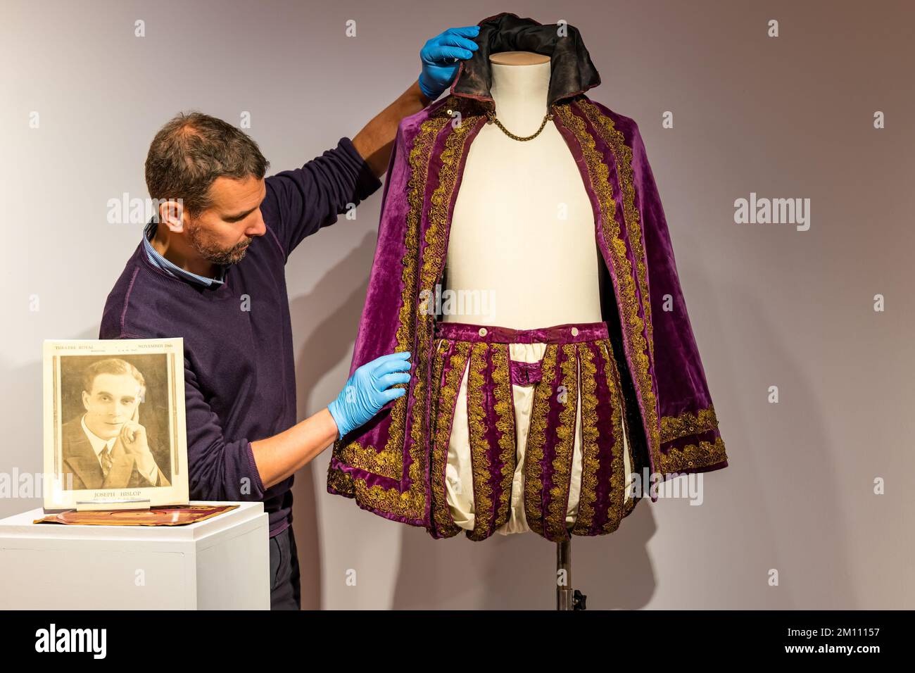 Kurator Nico Tyack arrangiert Samtkostüm für Männer, City Art Centre Ausstellung, Edinburgh, Schottland, Großbritannien Stockfoto