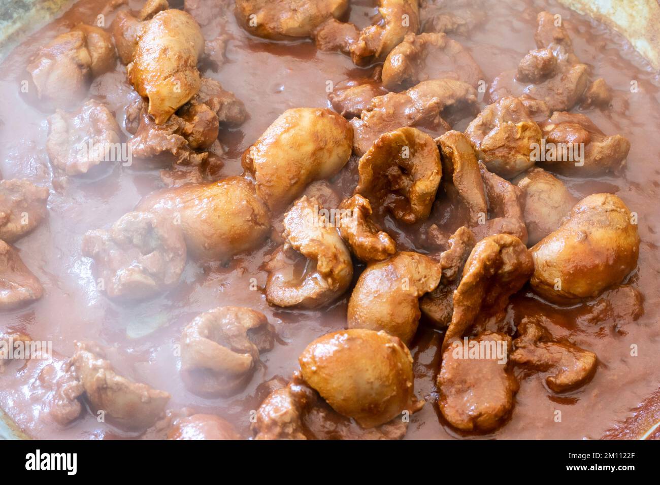 Kochen von Nieren mit Teufel, Lammnieren in scharfer Sauce. Ein viktorianisches Frühstück Stockfoto