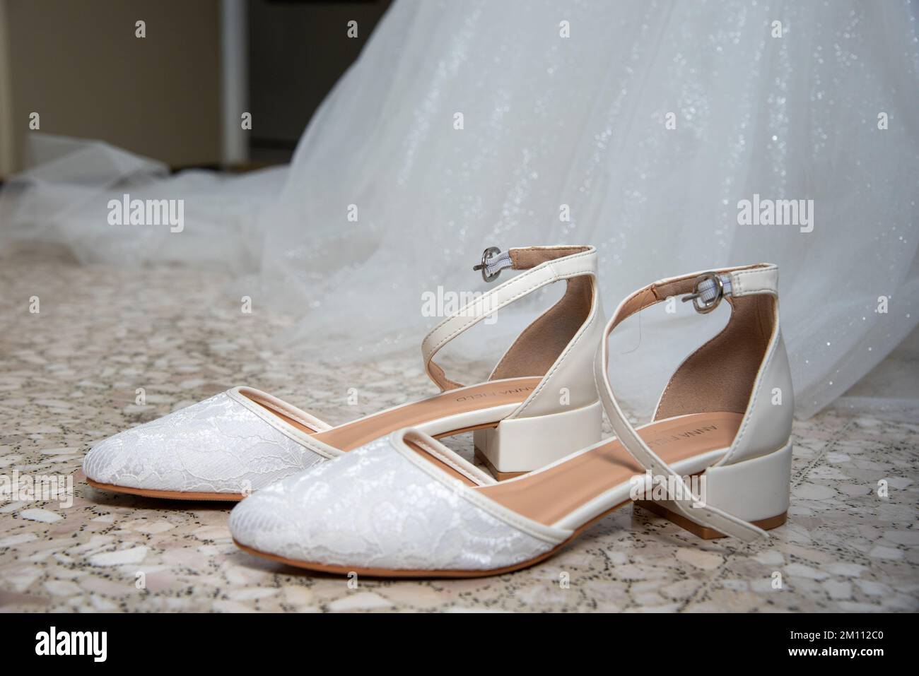 Brautschuhe und Details zum Hochzeitskleid Stockfoto