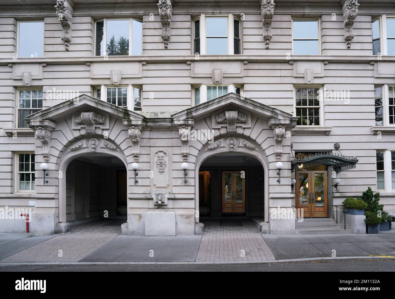 Apartmentgebäude im Barockstil aus altem Stein, New York City Stockfoto