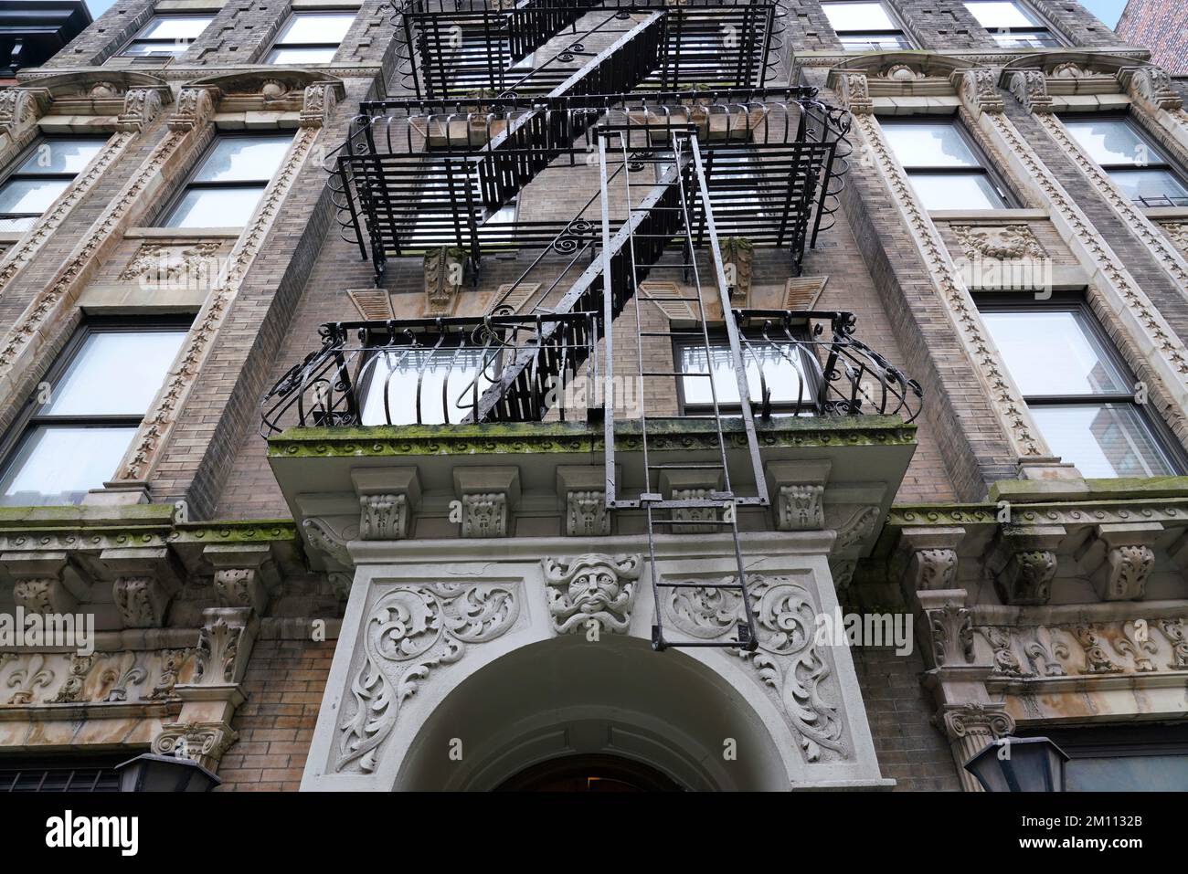 Alte Apartmentfassade mit barocken Dekorationen und Feuerleiter, im Süden von Manhattan nahe Greenwich Village Stockfoto