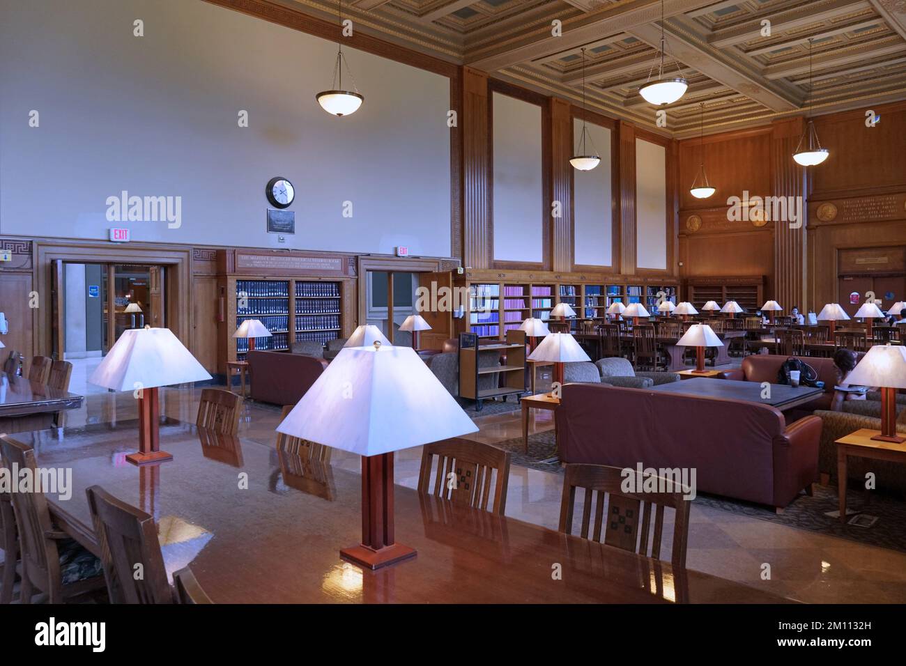 Rochester, NY - August 2022: Elegante, holzgetäfelte Lernhalle in der Bibliothek der Universität von Rochester. Stockfoto