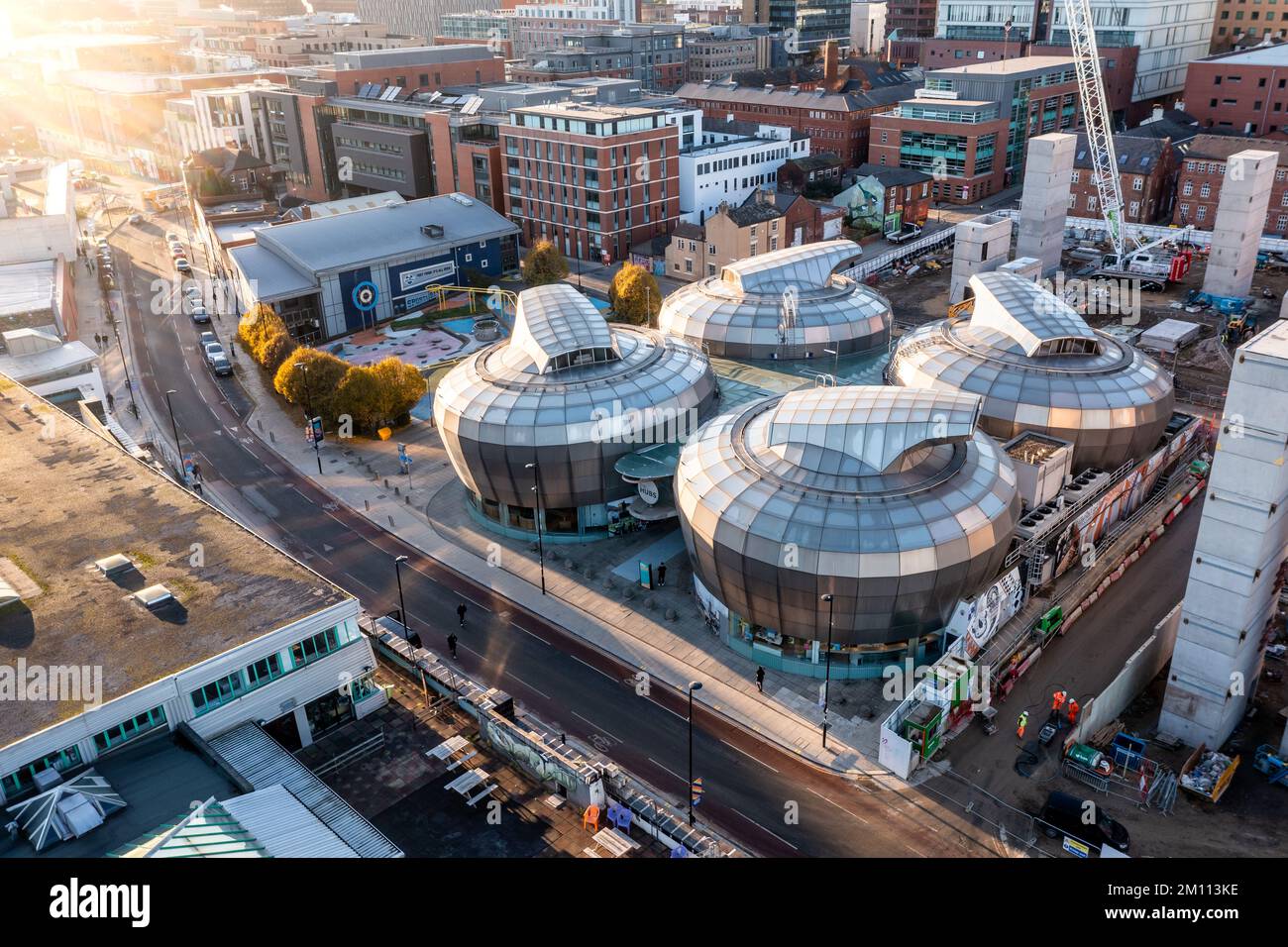 SHEFFIELD, GROSSBRITANNIEN - 7. DEZEMBER 2022. Die Studentenunion der Sheffield Hallam University, bekannt als Hubs, aus der Vogelperspektive Stockfoto