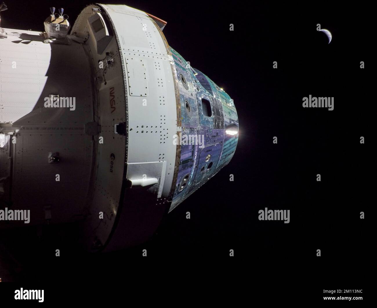 ERDE, DER MOND - 04. Dezember 2022 - (4. Dezember 2022) am 19.. Tag der Mission Artemis I nimmt Orion die Erde mit einer Kamera auf, die auf einem seiner Kameras befestigt ist Stockfoto