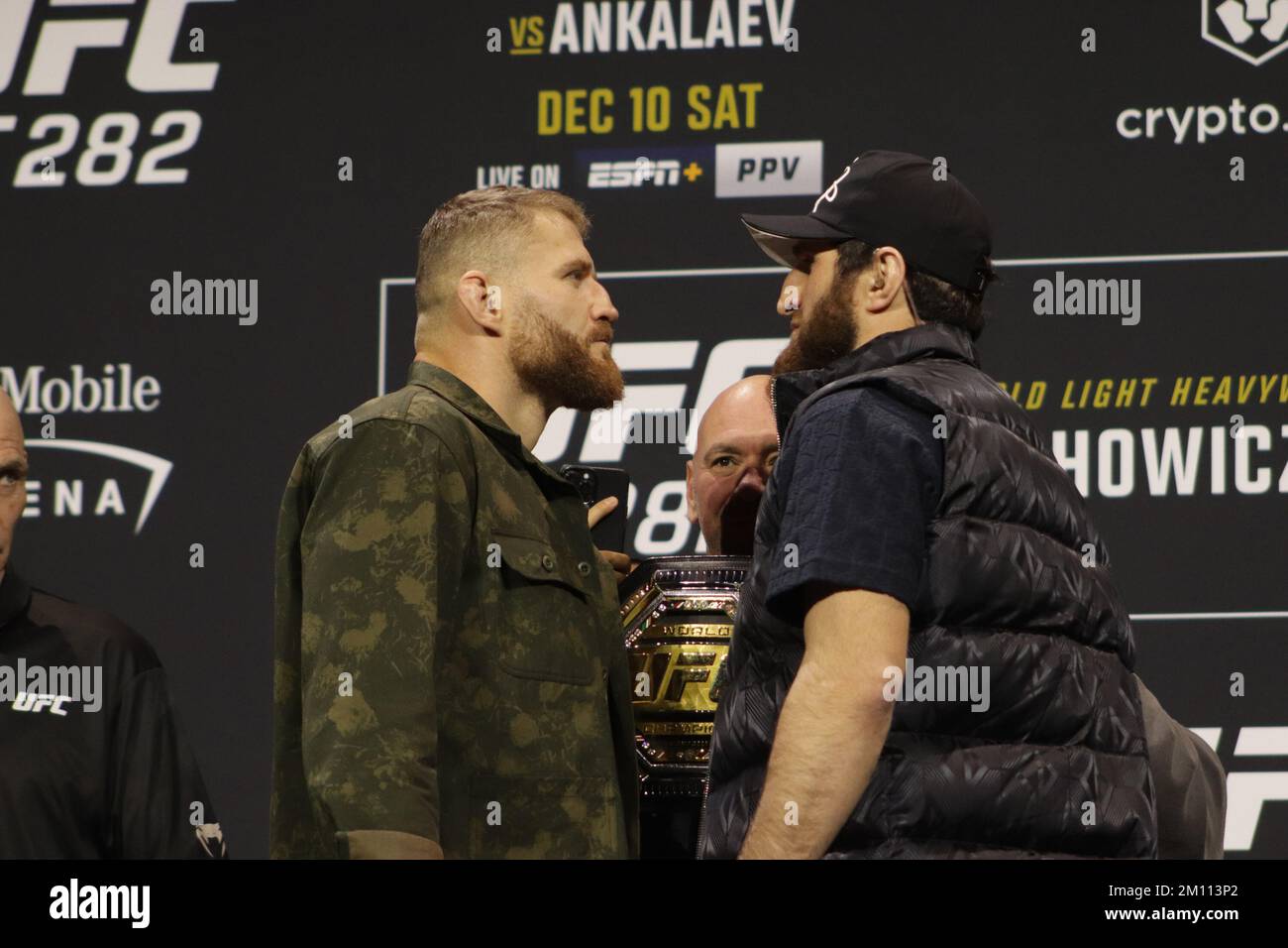 8. Dezember 2022, Las Vegas, Nevada, Las Vegas, NV, Vereinigte Staaten: LAS VEGAS, NV - DEZEMBER 8: (L-R) Jan Blachowicz und Magomed Ankalaev begegnen während des UFC 282 Media Day am 8. Dezember 2022 im UFC Apex in Las Vegas, Nevada, USA, Medien. (Kreditbild: © Diego Ribas/PX Imagens via ZUMA Press Wire) Stockfoto