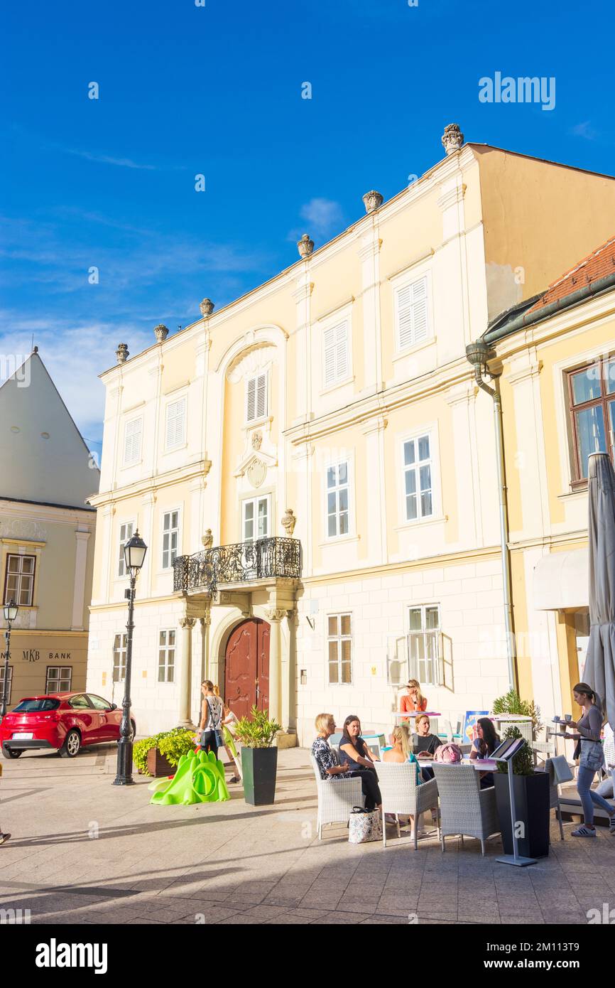 Györ (Raab): Square Becsi kapu ter (Wiener Tor Platz, Wiener Tor Platz), Ott House, Restaurant in , Györ-Moson-Sopron, Ungarn Stockfoto
