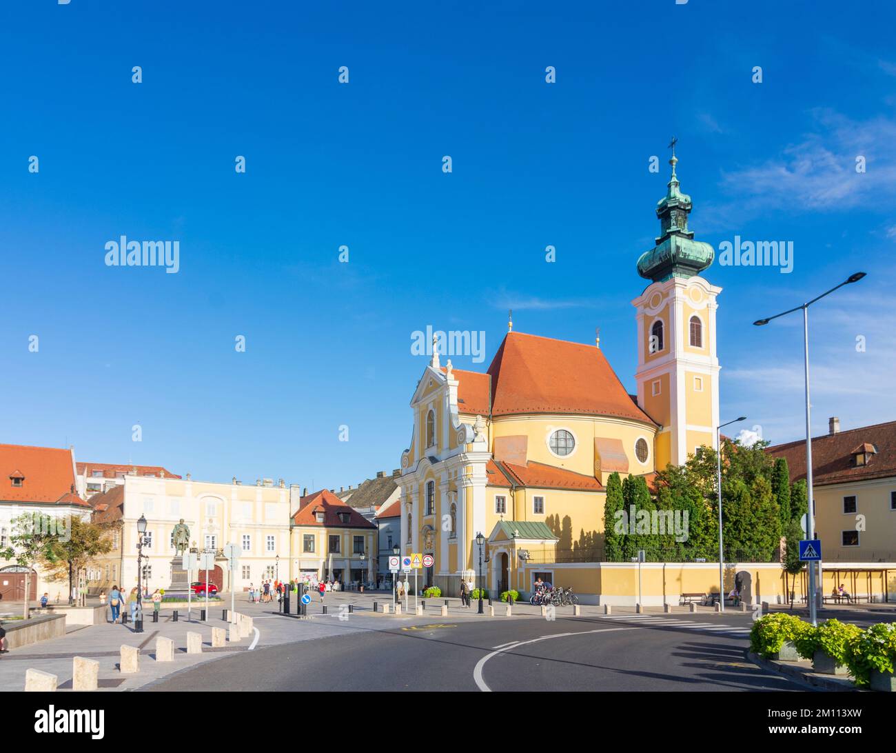 Györ (Raab): Carmelitenkirche am Platz Becsi kapu ter (Wiener Tor Platz, Wiener Tor Platz), Ott Haus, Altstadt, Brücke über dem Fluss Raba (Raab) in Stockfoto