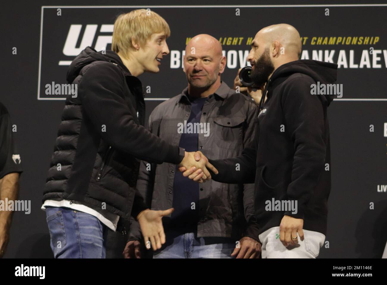 8. Dezember 2022, Las Vegas, Nevada, Las Vegas, NV, Vereinigte Staaten: LAS VEGAS, NV - DEZEMBER 8: (L-R) Paddy Pimblett und Jared Gordon begegnen während des UFC 282 Media Day am 8. Dezember 2022 im UFC Apex in Las Vegas, Nevada, USA, Medien. (Kreditbild: © Diego Ribas/PX Imagens via ZUMA Press Wire) Stockfoto