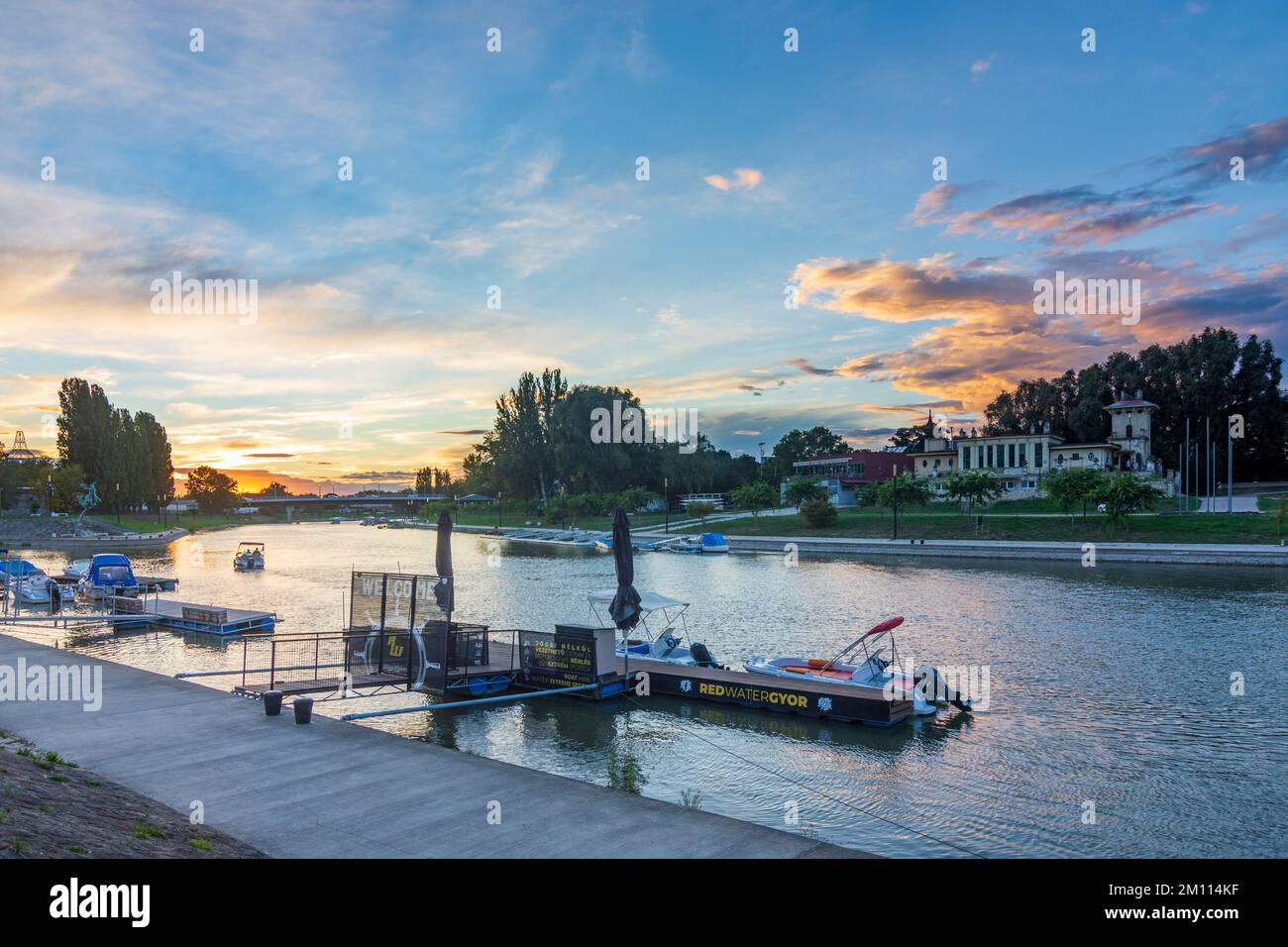 Györ (Raab): Zusammenfluss von Raba (Raab, links) und Mosoni Duna (Donau), Boot, Sonnenuntergang in, Györ-Moson-Sopron, Ungarn Stockfoto