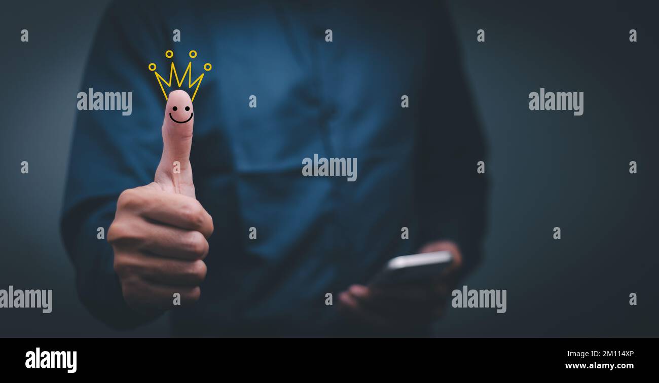 Customer Experience Concept, Best Excellent Services Rating for Satisfaction präsentiert von Thumb of Client with Crown and Smiley Face Icon Stockfoto