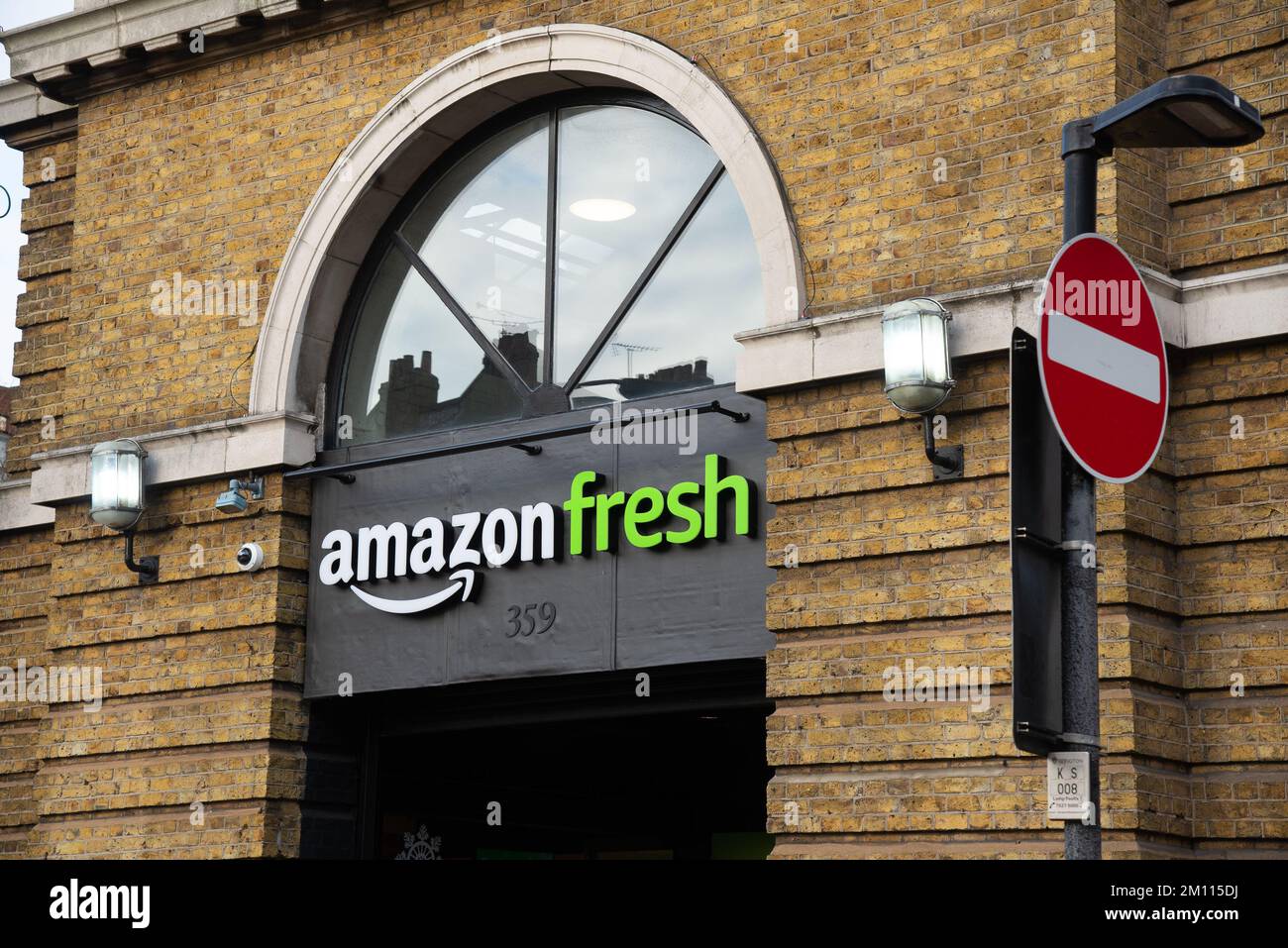Ein Amazon Fresh Shop, Islington, London, Großbritannien Stockfoto