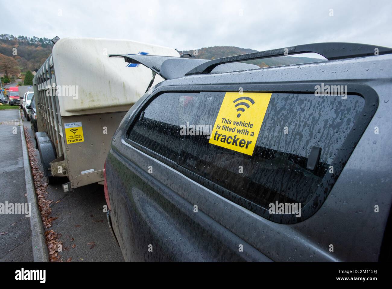Das Fahrzeug ÔThis ist mit einem trackerÕ-Schild auf einer Überdachung eines Pick-up-Lkws und einem Viehanhänger ausgestattet. UK Stockfoto
