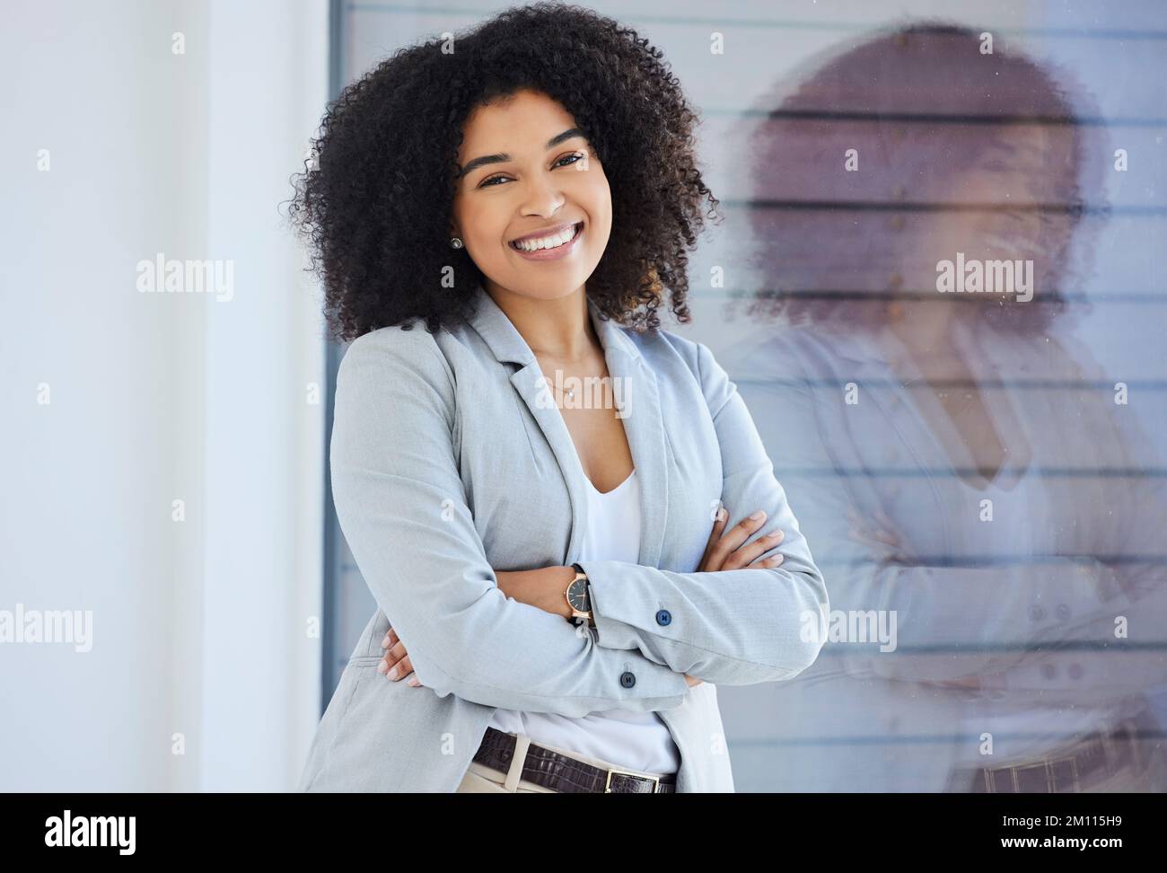 Schwarze Frau, Geschäfts- und Startup-Porträt mit Reflexion, Lächeln und zufrieden mit Unternehmer, ceo und professionellem Modell. Führungskraft, Führung und Stockfoto