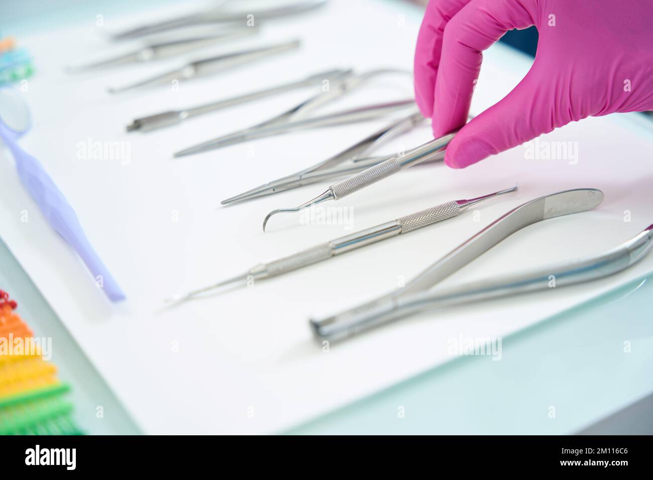 Das Arbeitsset eines Kieferorthopäden liegt auf dem Operationstisch Stockfoto