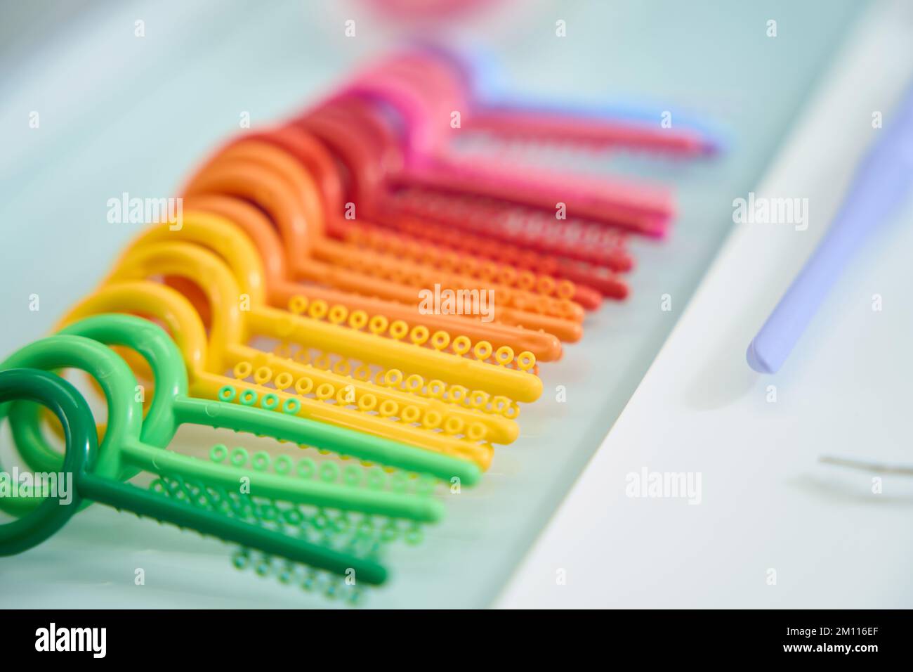 Nahaufnahme von Rainbow-Verbrauchsmaterialien für die Kieferorthopädie Stockfoto