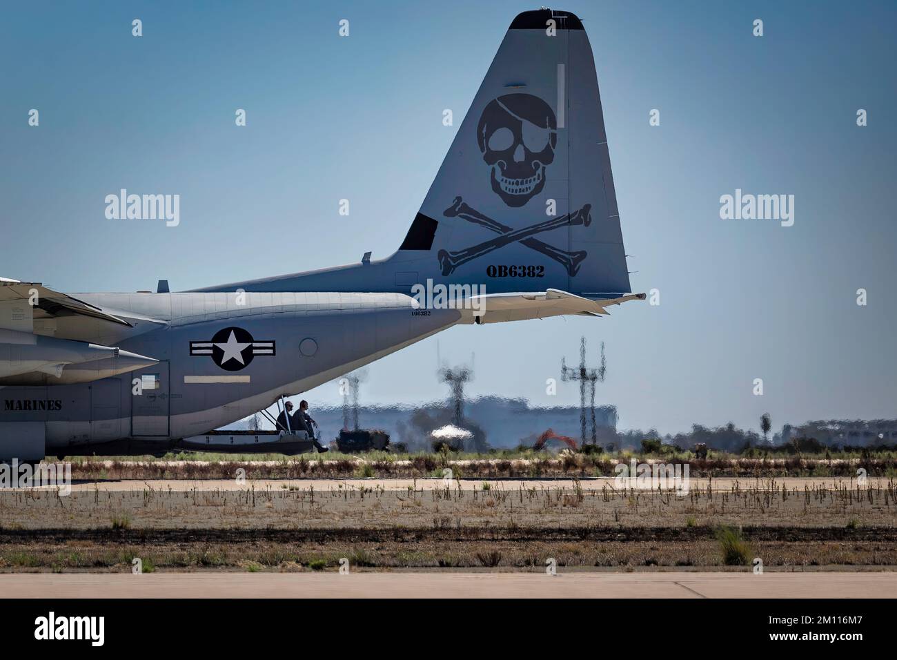 Zwei Besatzungsmitglieder sitzen nach ihrer Teilnahme an der Demonstration der Marine Air-Ground Task Force (MAGTF) auf dem Rücken eines KC-130 Hercules-Tankers auf der 2 Stockfoto