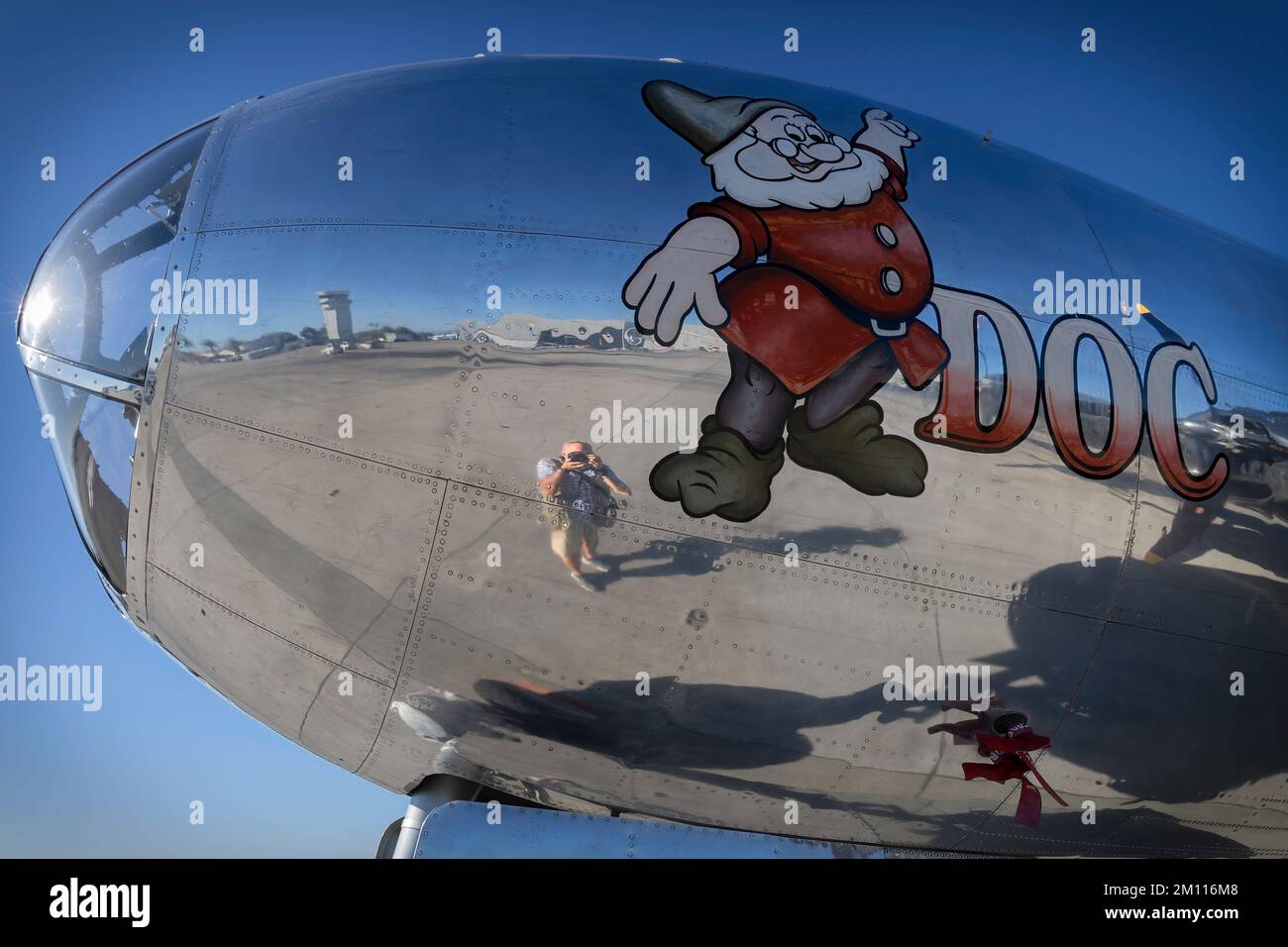 Die Nase von Doc, einem 1944 erbauten B-29 Superfortrees, befindet sich auf der Landebahn der Miramar Airshow 2022 in San Diego, Kalifornien. Stockfoto