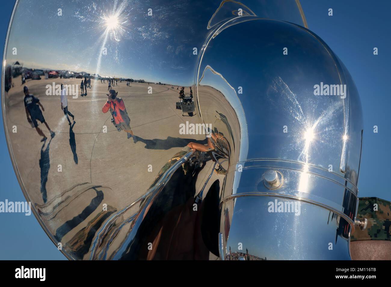 Ein Selfie in einem Sousaphone mit der dritten Marine Aircraft Wing Band (MAW), die zur Eröffnung der Miramar Airshow 2022 in San Diego, Califor, spielt Stockfoto
