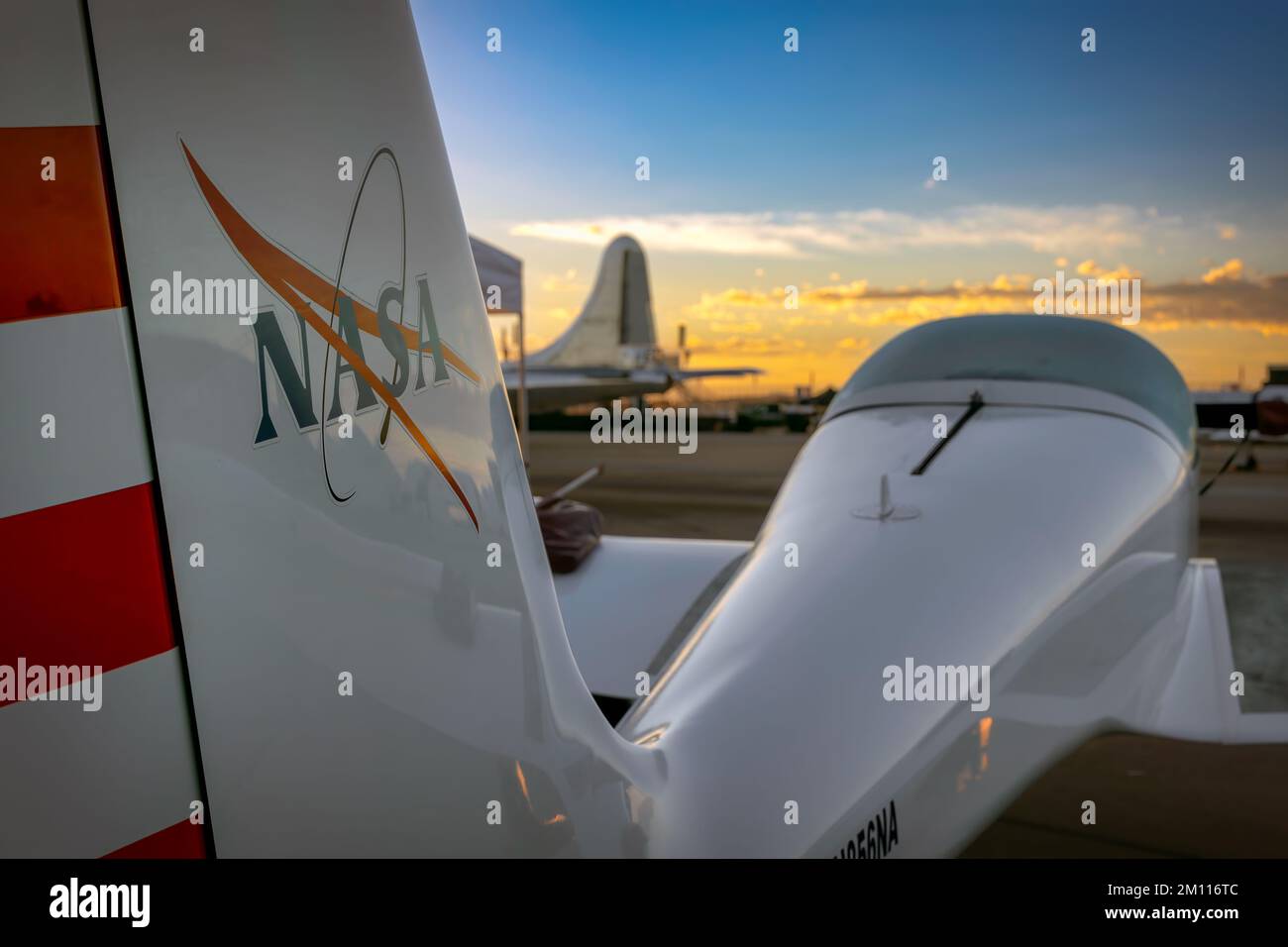 Ein statisches Ausstellungsflugzeug der NASA bei Sonnenaufgang auf der Miramar Airshow 2022 in San Diego, Kalifornien. Stockfoto