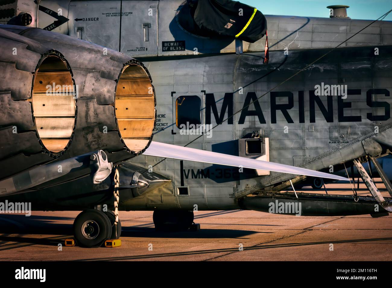 Die Morgensonne scheint in den Motoren eines FA-18 Hornet auf der 2022 Miramar Airshow in San Diego, Kalifornien. Stockfoto