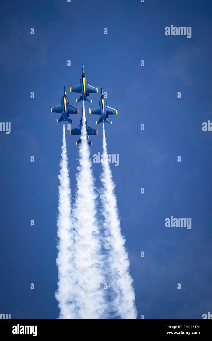 Die US Navy Blue Angels treten auf der Miramar Airshow 2022 auf und klettern in ihrer Diamantenformation. Stockfoto