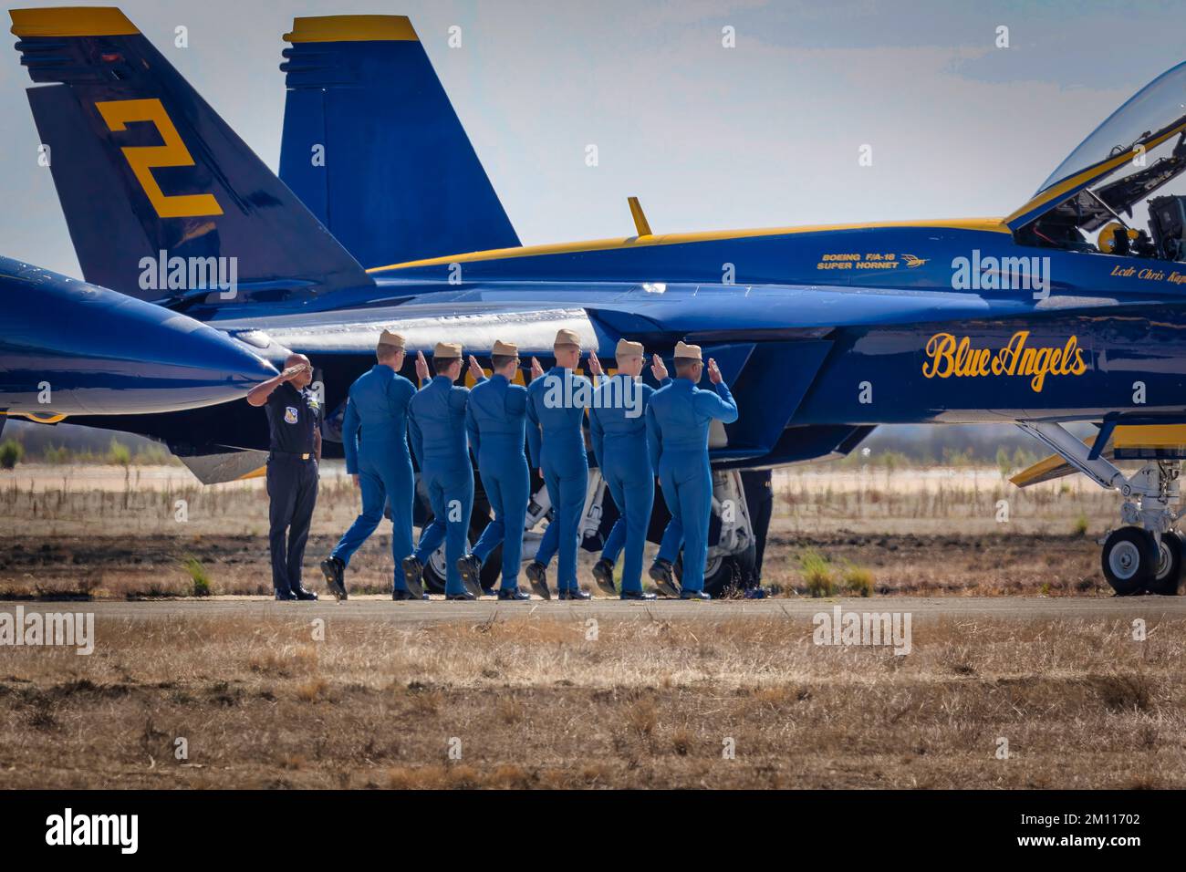 Auf der Miramar Airshow 2022 gehen die US Navy Blue Angel Piloten auf der Fluglinie zu ihrem Flugzeug. Stockfoto