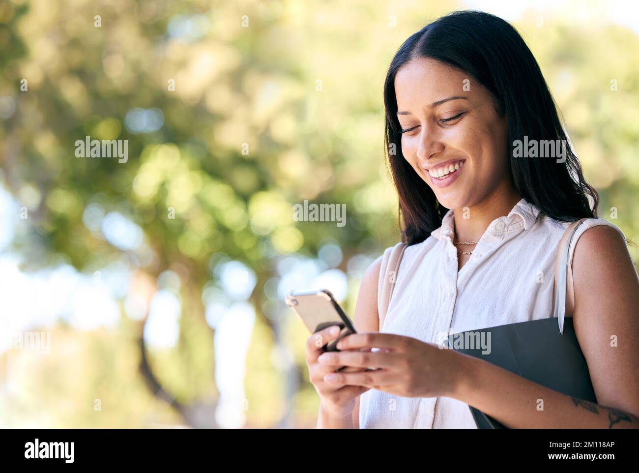 Geschäftsfrau, Telefon- und Außentypisierer, die auf der Website oder in mobilen Netzwerken tippen. Naturpark, Lächeln und 5G-Internet-Scroll in sozialen Medien mit Stockfoto