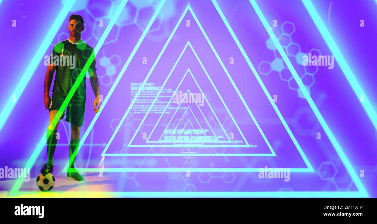 Kaukasischer junger Sportler mit Ball, der durch geometrisches Neon über molekularen Strukturhintergrund gesehen wird. Computergrafik, Kopierraum, Abstrakt, digitale Kommunikation Stockfoto