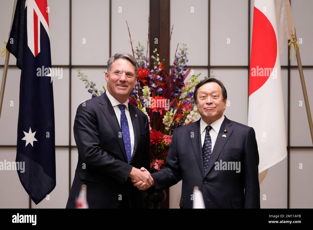 Tokio, Japan. 9.. Dezember 2022. Australiens Verteidigungsminister Richard Marles, Linke, posiert für ein Foto mit dem japanischen Verteidigungsminister Yasukazu Hamada, bevor er am Freitag, den 9. Dezember 2022, im Iikura Guesthouse in Tokio spricht. (Kreditbild: © POOL über ZUMA Press Wire) Stockfoto