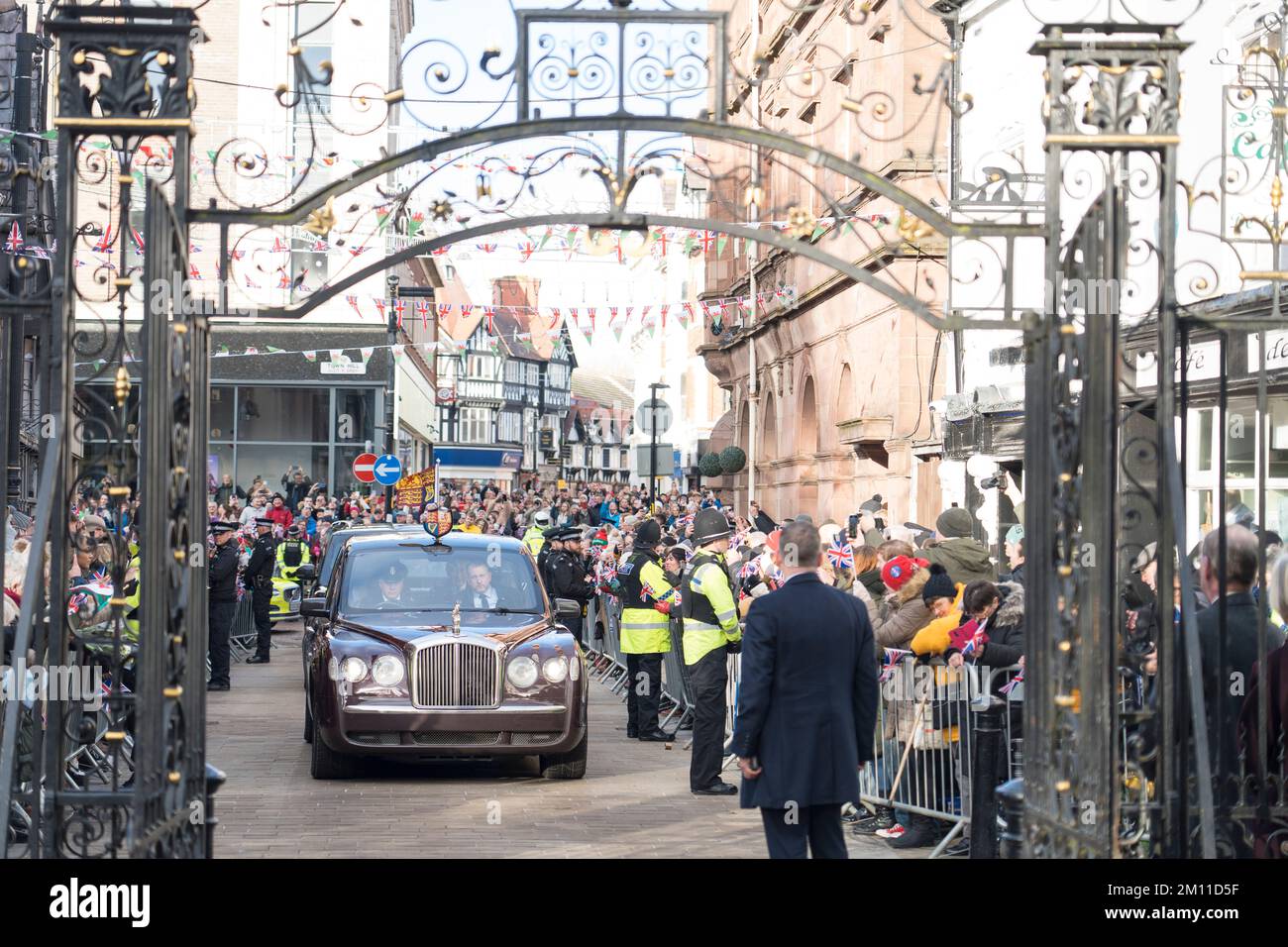 König Karl III. Und der Königsgemahl kommen zu einer Feier in der St. Giles' Church, um Wrexham als Stadt zu feiern. Foto: Freitag, 9. Dezember 2022. Stockfoto