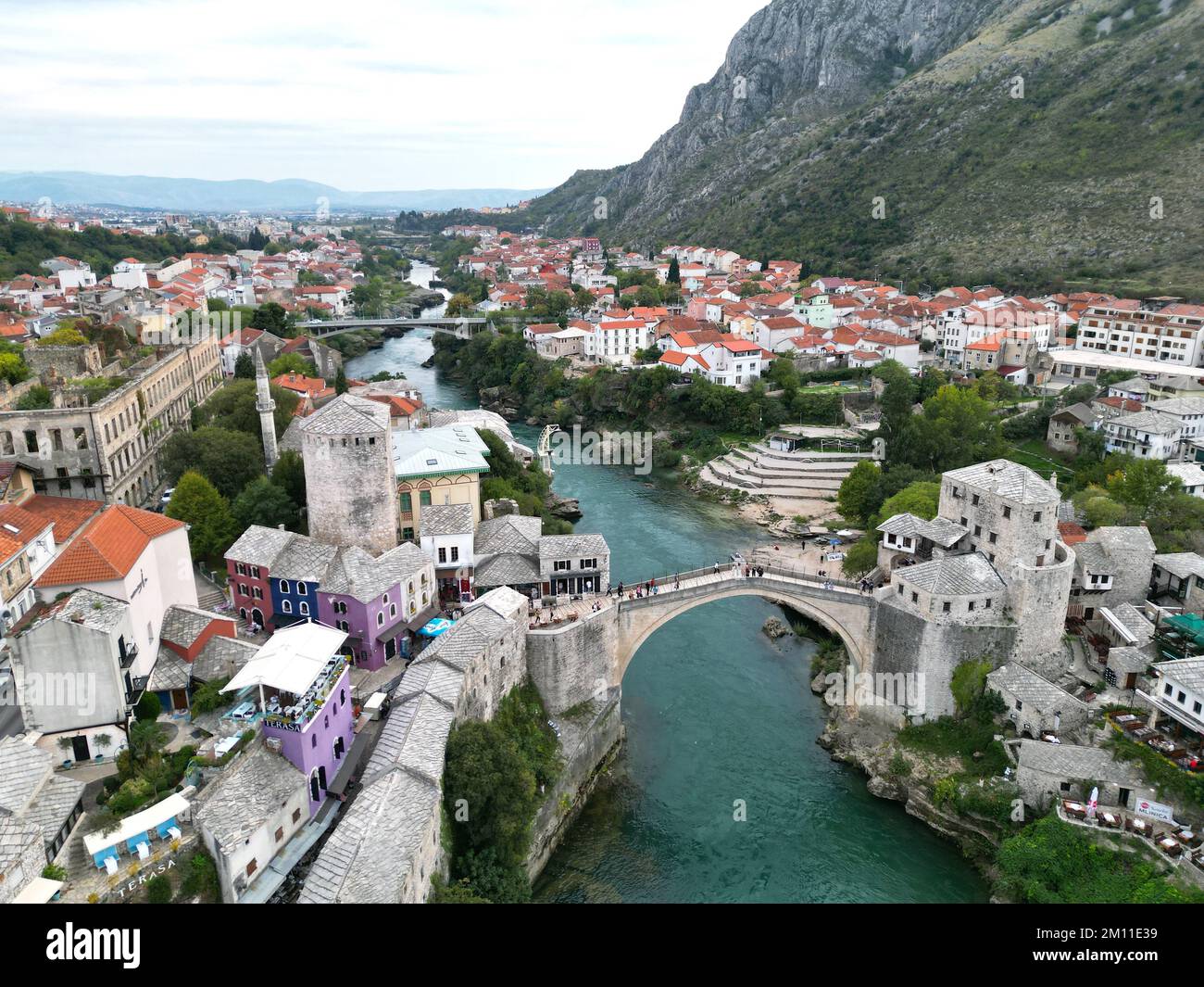 Mostar alte Brücke Bosnien-Herzegowina Drohne aus der Vogelperspektive Sommer hoch Stockfoto