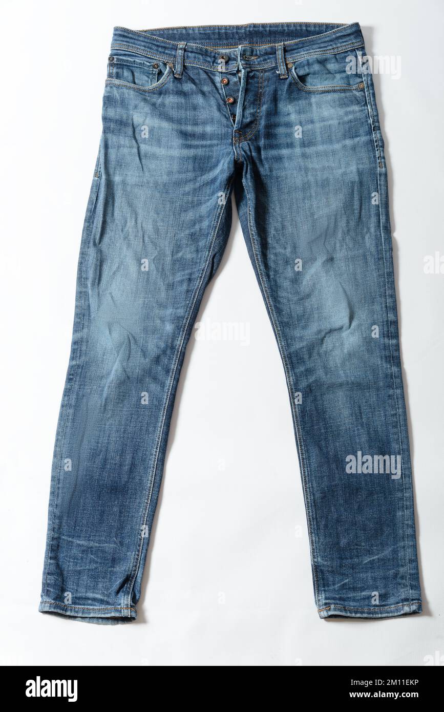 Blaue Jeans auf einem weißen Hintergrund. Stockfoto