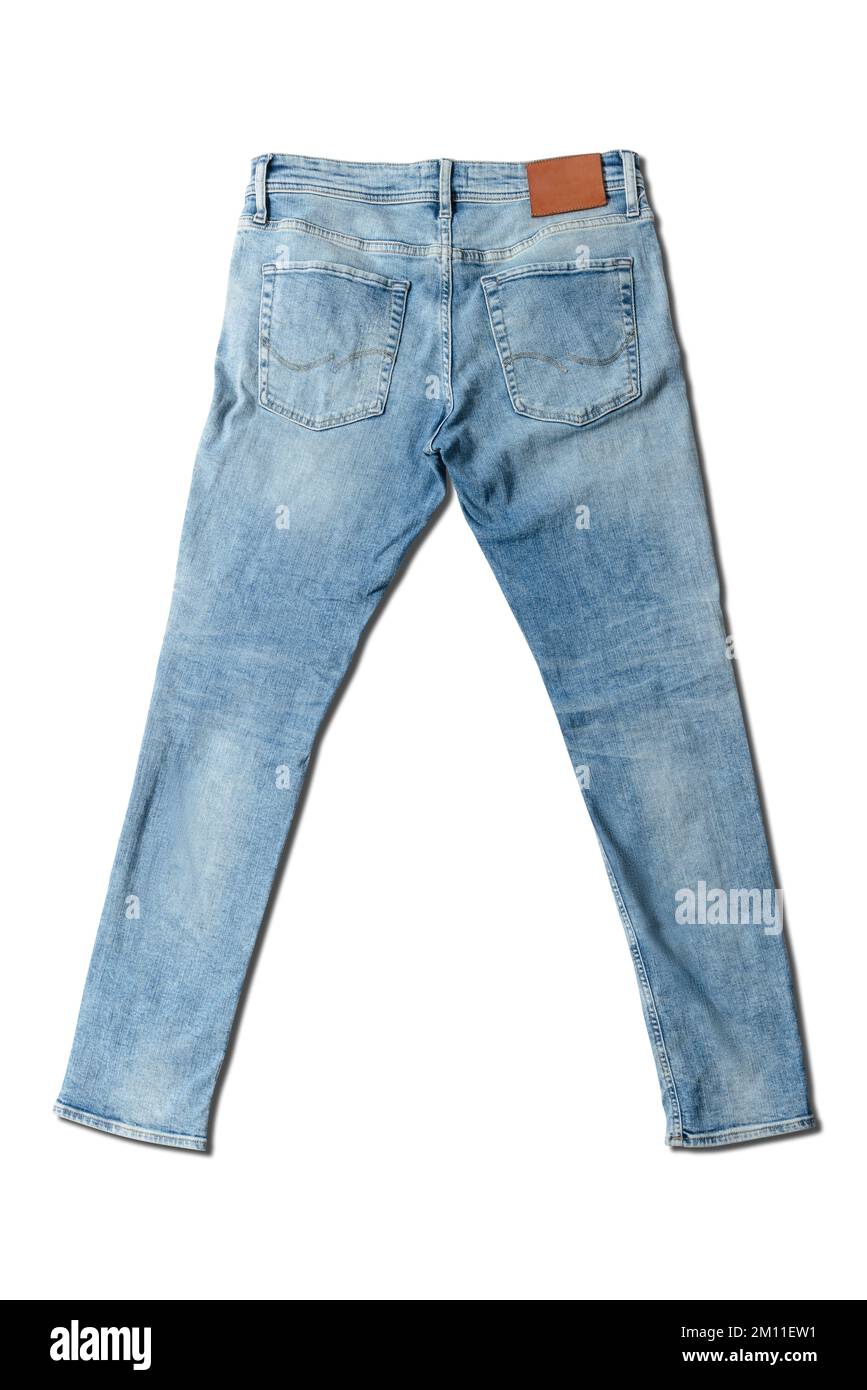 Blue Jeans mit Rückansicht auf weißem Hintergrund. Stockfoto