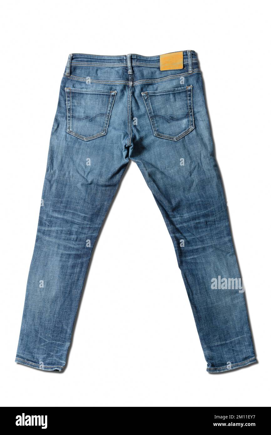 Blue Jeans mit Rückansicht auf weißem Hintergrund. Stockfoto