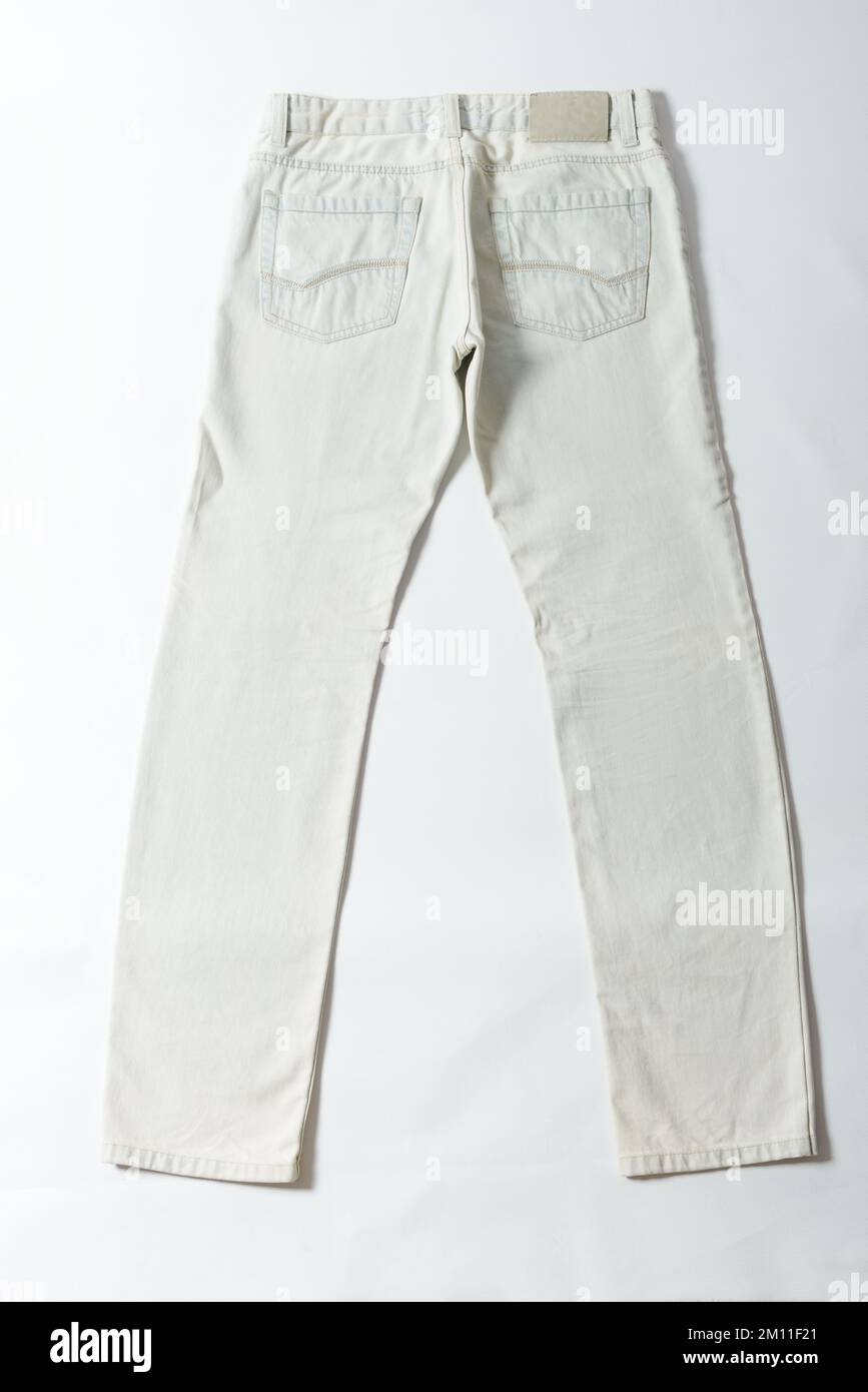 Rückansicht einer eisblauen Jeans auf weißem Hintergrund. Stockfoto