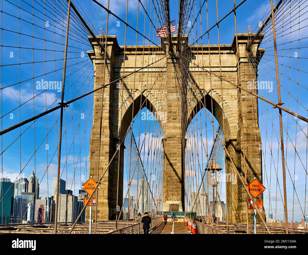 New York. Manhattan. Vereinigte Staaten. Überqueren Sie die Brooklyn Bridge zu Fuß Stockfoto