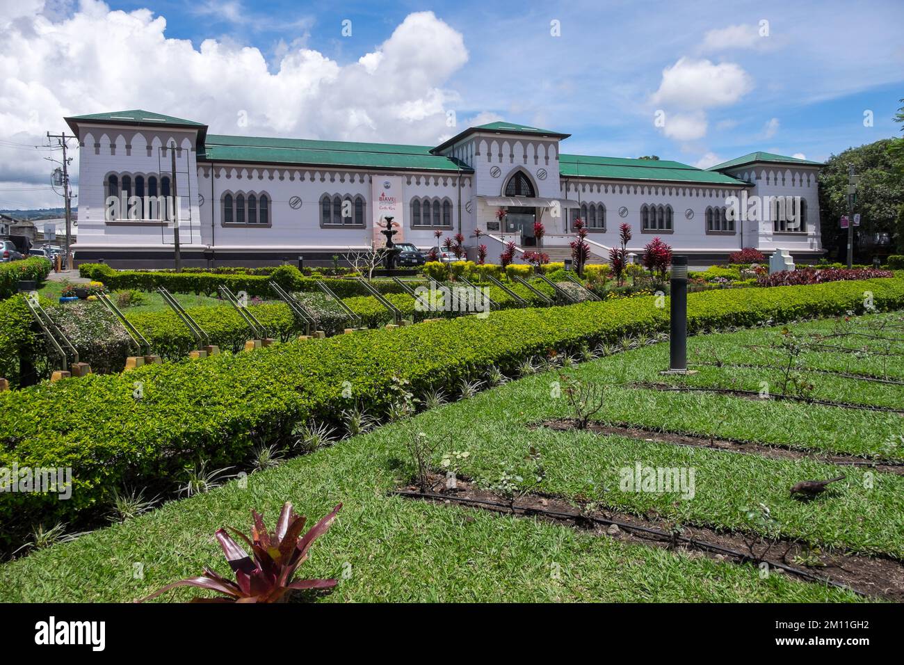 Gärten und Gebäude des Museums der Stadt Cartago in Costa Rica Stockfoto