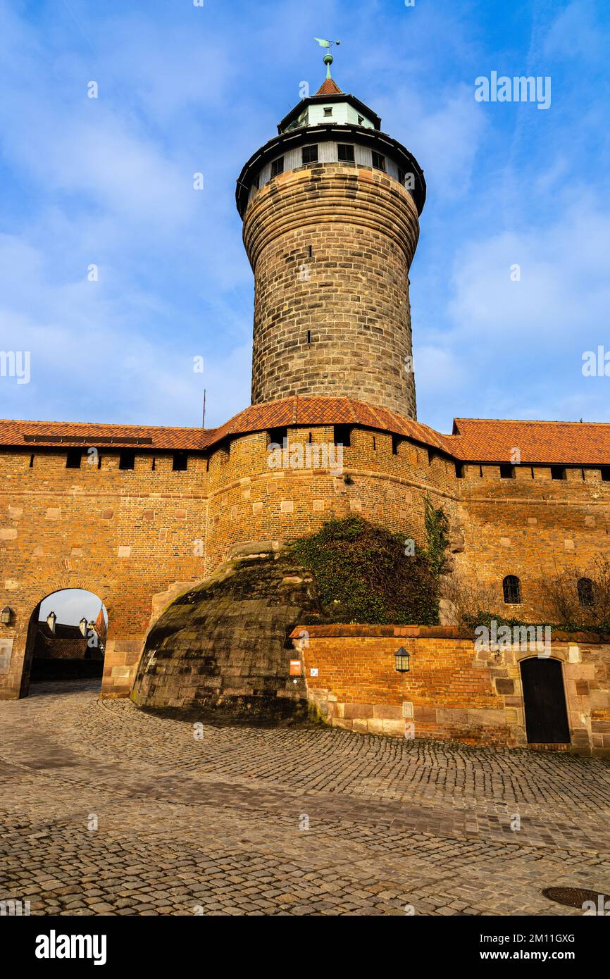 Sinwell Tower und Kaiserschloss Eingang mit Mauern. Nürnberg, Bayern, Deutschland. Sonniger Morgen. Stockfoto