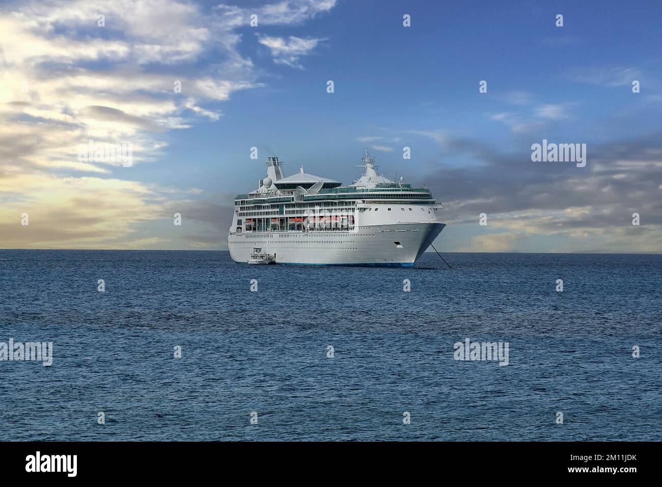 Kreuzfahrtschiff ankert im Karibischen Meer gegen Ende des Tages. Stockfoto