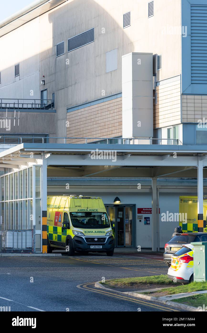Aufgenommen im Royal Blackburn Teaching Hospital, Blackburn, Lancashire, Großbritannien am 9. Dezember 2022. Schlange von Krankenwagen, die in der Notabgabezone warten Stockfoto