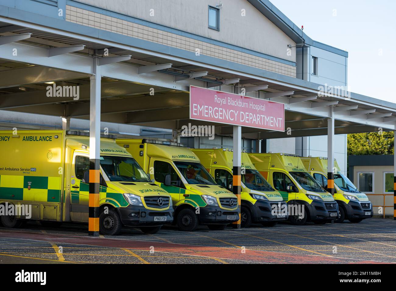 Aufgenommen im Royal Blackburn Teaching Hospital, Blackburn, Lancashire, Großbritannien am 9. Dezember 2022. Schlange von Krankenwagen, die in der Notabgabezone warten Stockfoto