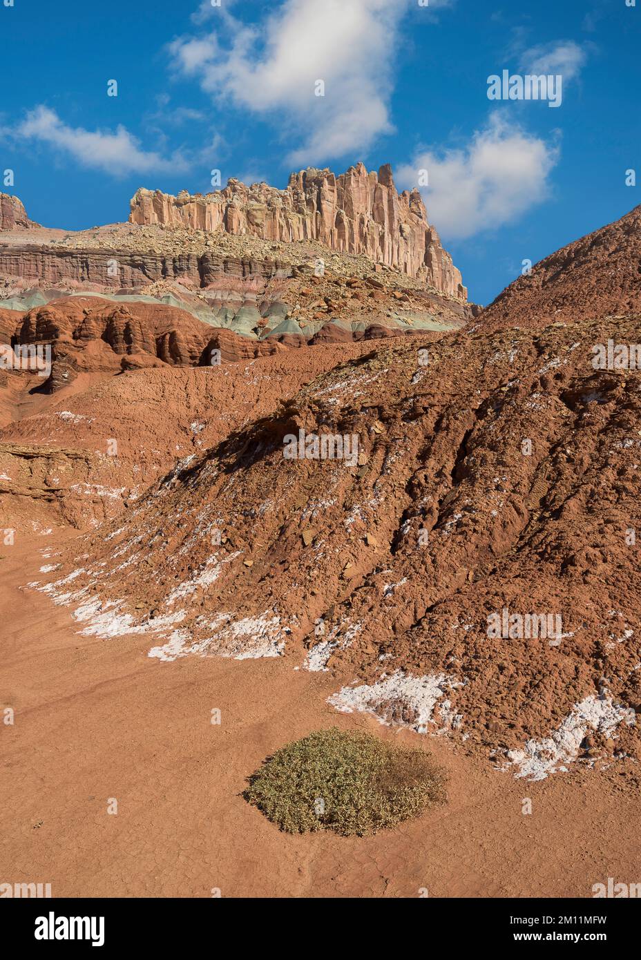 Burgfelsformation in der Nähe des Besucherzentrums im Capitol Reef National Park in der Nähe von Torrey, Utah Stockfoto