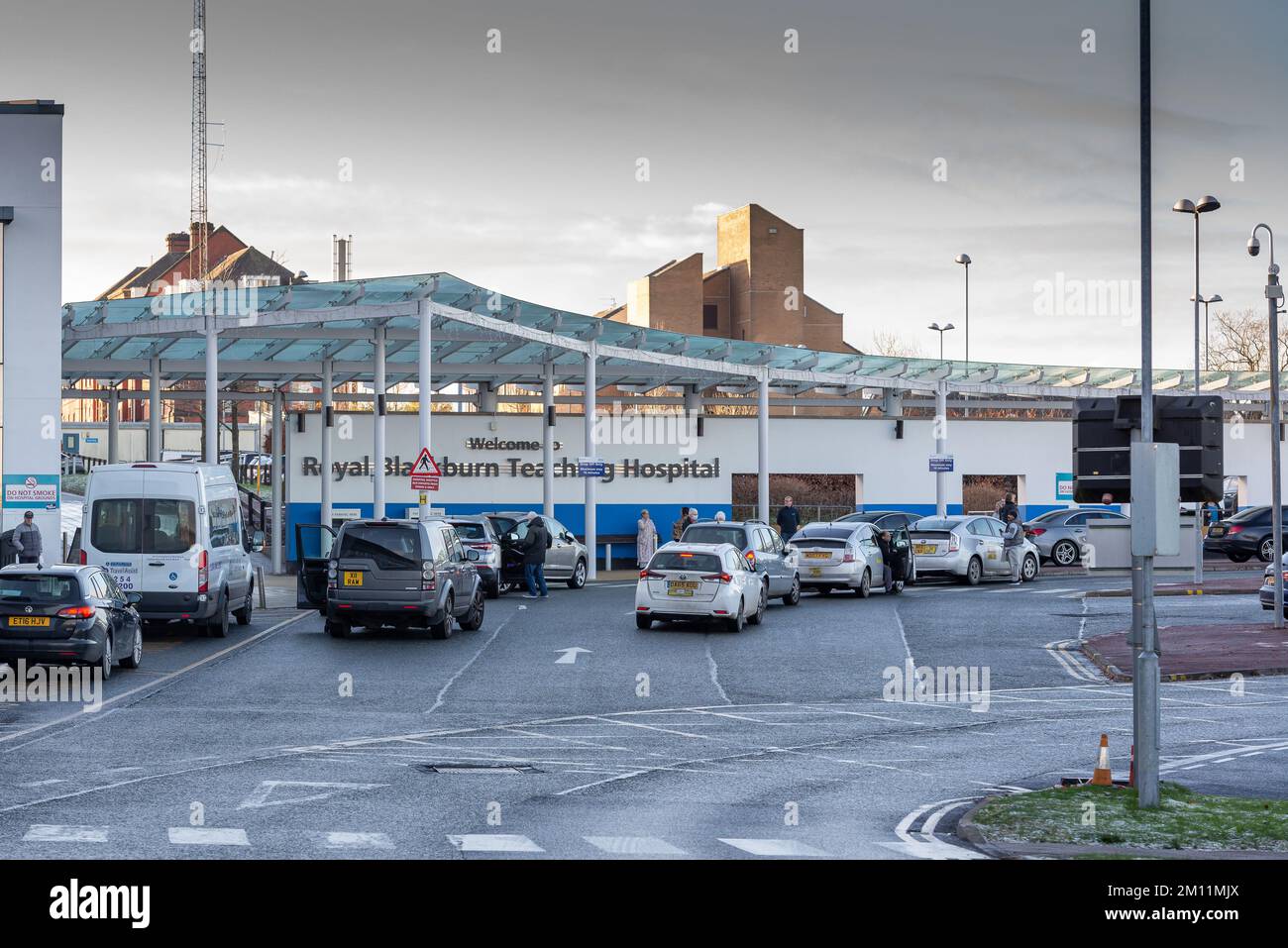 Aufgenommen im Royal Blackburn Teaching Hospital, Blackburn, Lancashire, Großbritannien am 9. Dezember 2022. Ein- und Absetzpunkt für Patienten und Besucher des Krankenhauses. Stockfoto