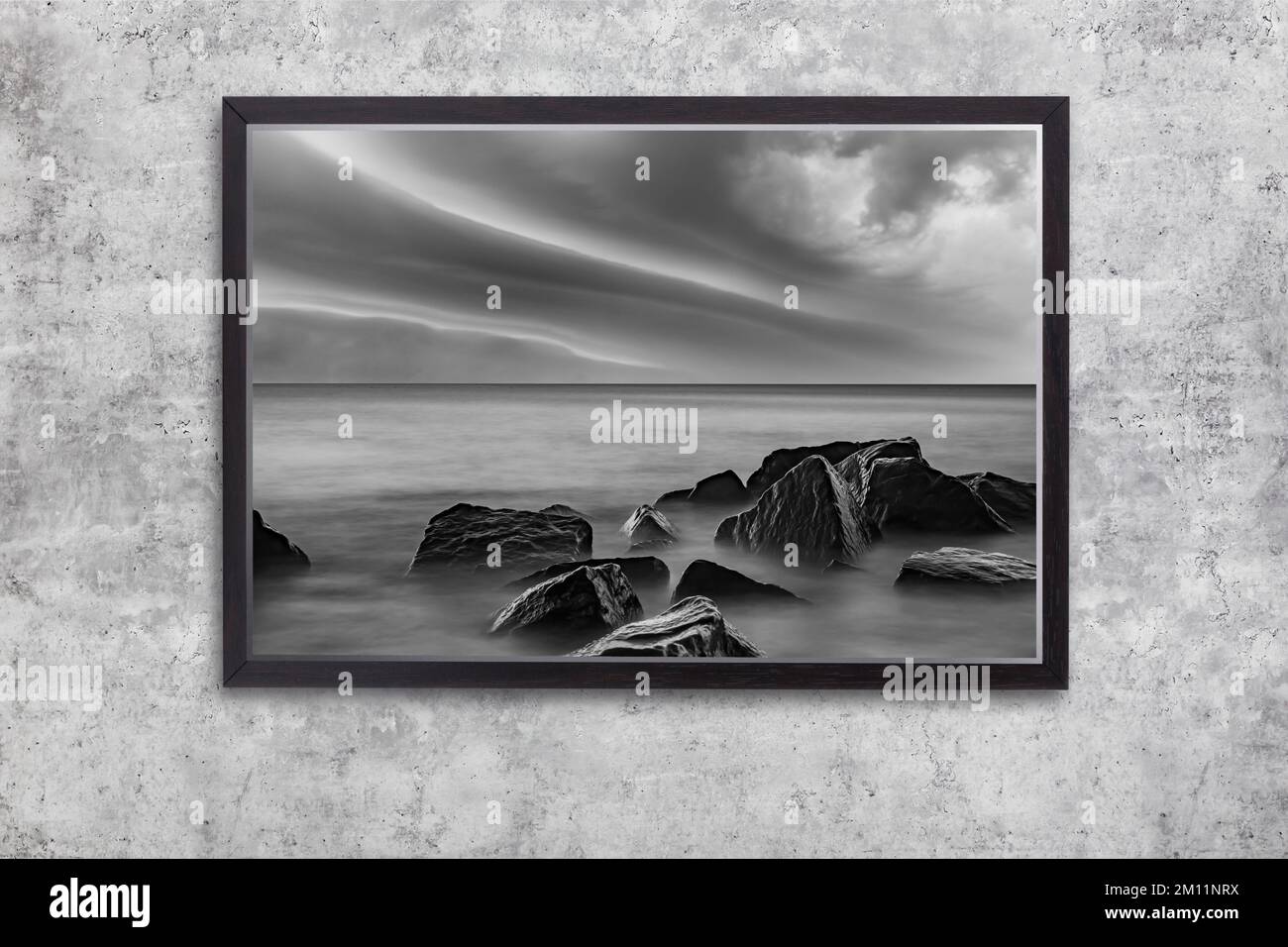 Dunkler Bilderrahmen mit Felsen im Meer Stockfoto