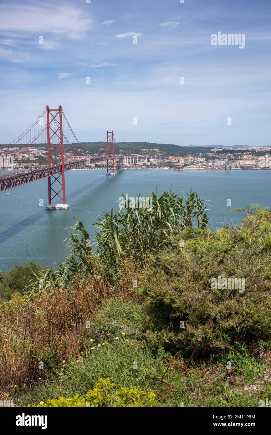 Brücke vom 25. April, Ponte 25 de Abril, Lissabon während des Tages im Sommer. Stockfoto