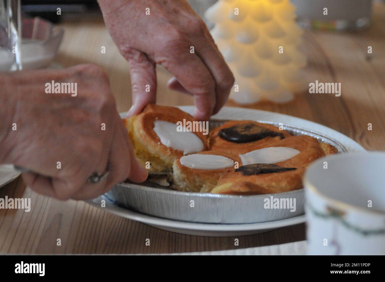Kopenhagen/Dänemark/09. Dezember 2022/ Dänischer Kuchen und Kaffee in ...